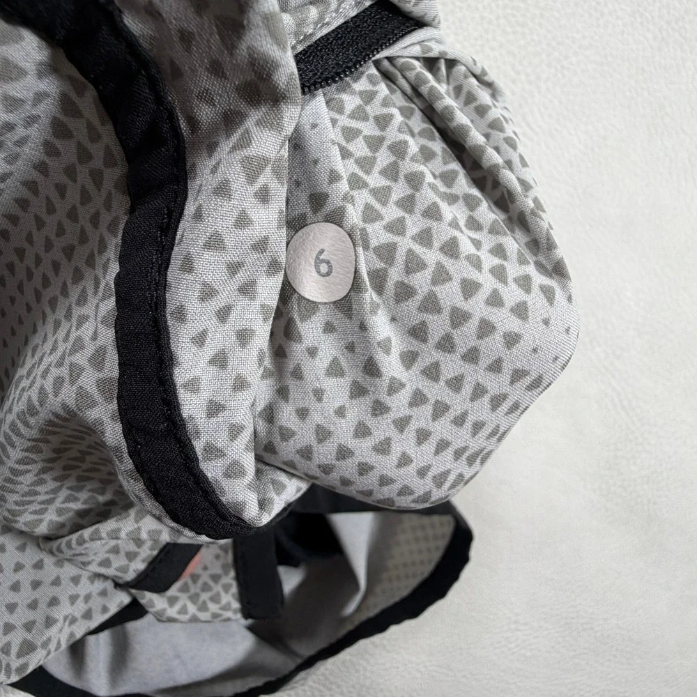 Lululemon Gray Triangle‎ Print Running Shorts Black Trim Size 6 Side Zip Pocket